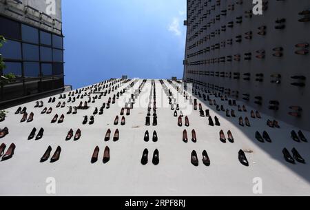 190917 -- ISTANBUL, le 17 septembre 2019 -- des talons hauts sont installés sur la façade d'un bâtiment du centre-ville d'Istanbul, Turquie, le 17 septembre 2019. Au total, 440 paires de chaussures noires à talons hauts ont été installées récemment sur la façade d'un bâtiment du centre-ville d'Istanbul pour attirer l'attention sur le nombre égal de meurtres de femmes en Turquie l'année dernière et sensibiliser à la violence masculine croissante dans le pays. TURQUIE-ISTANBUL-HIGH HEELS INSTALLATION-SENSIBILISATION CONTRE LA VIOLENCE MASCULINE XUXSUHUI PUBLICATIONXNOTXINXCHN Banque D'Images