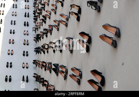 190917 -- ISTANBUL, le 17 septembre 2019 -- des talons hauts sont installés sur la façade d'un bâtiment du centre-ville d'Istanbul, Turquie, le 17 septembre 2019. Au total, 440 paires de chaussures noires à talons hauts ont été installées récemment sur la façade d'un bâtiment du centre-ville d'Istanbul pour attirer l'attention sur le nombre égal de meurtres de femmes en Turquie l'année dernière et sensibiliser à la violence masculine croissante dans le pays. TURQUIE-ISTANBUL-HIGH HEELS INSTALLATION-SENSIBILISATION CONTRE LA VIOLENCE MASCULINE XUXSUHUI PUBLICATIONXNOTXINXCHN Banque D'Images