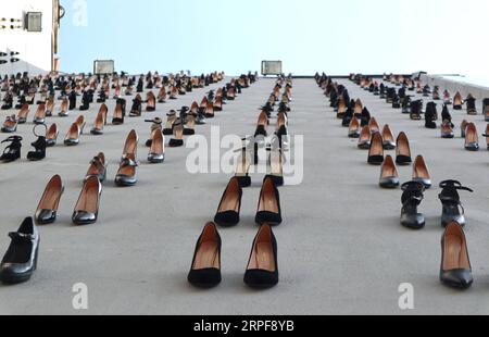 190917 -- ISTANBUL, le 17 septembre 2019 -- des talons hauts sont installés sur la façade d'un bâtiment du centre-ville d'Istanbul, Turquie, le 17 septembre 2019. Au total, 440 paires de chaussures noires à talons hauts ont été installées récemment sur la façade d'un bâtiment du centre-ville d'Istanbul pour attirer l'attention sur le nombre égal de meurtres de femmes en Turquie l'année dernière et sensibiliser à la violence masculine croissante dans le pays. TURQUIE-ISTANBUL-HIGH HEELS INSTALLATION-SENSIBILISATION CONTRE LA VIOLENCE MASCULINE XUXSUHUI PUBLICATIONXNOTXINXCHN Banque D'Images