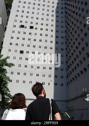 190917 -- ISTANBUL, le 17 septembre 2019 -- des gens regardent la façade d'un bâtiment installé à talons hauts dans le centre-ville d'Istanbul, Turquie, le 17 septembre 2019. Au total, 440 paires de chaussures noires à talons hauts ont été installées récemment sur la façade d'un bâtiment du centre-ville d'Istanbul pour attirer l'attention sur le nombre égal de meurtres de femmes en Turquie l'année dernière et sensibiliser à la violence masculine croissante dans le pays. TURQUIE-ISTANBUL-HIGH HEELS INSTALLATION-SENSIBILISATION CONTRE LA VIOLENCE MASCULINE XUXSUHUI PUBLICATIONXNOTXINXCHN Banque D'Images