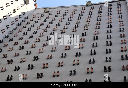 Bilder des Jahres 2019, News 09 septembre Actualités Bilder des Tages 190917 -- ISTANBUL, 17 septembre 2019 -- des talons hauts sont installés sur une façade d'un bâtiment dans le centre-ville d'Istanbul, Turquie, 17 septembre 2019. Au total, 440 paires de chaussures noires à talons hauts ont été installées récemment sur la façade d'un bâtiment du centre-ville d'Istanbul pour attirer l'attention sur le nombre égal de meurtres de femmes en Turquie l'année dernière et sensibiliser à la violence masculine croissante dans le pays. TURQUIE-ISTANBUL-HIGH HEELS INSTALLATION-SENSIBILISATION CONTRE LA VIOLENCE MASCULINE XUXSUHUI PUBLICATIONXNOTXINXCHN Banque D'Images