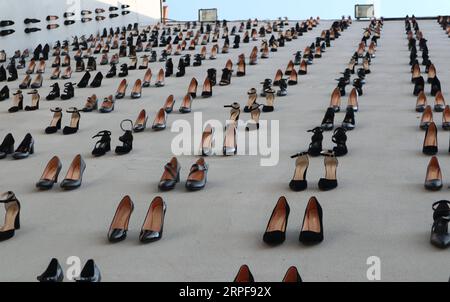 190917 -- ISTANBUL, le 17 septembre 2019 -- des talons hauts sont installés sur la façade d'un bâtiment du centre-ville d'Istanbul, Turquie, le 17 septembre 2019. Au total, 440 paires de chaussures noires à talons hauts ont été installées récemment sur la façade d'un bâtiment du centre-ville d'Istanbul pour attirer l'attention sur le nombre égal de meurtres de femmes en Turquie l'année dernière et sensibiliser à la violence masculine croissante dans le pays. TURQUIE-ISTANBUL-HIGH HEELS INSTALLATION-SENSIBILISATION CONTRE LA VIOLENCE MASCULINE XUXSUHUI PUBLICATIONXNOTXINXCHN Banque D'Images