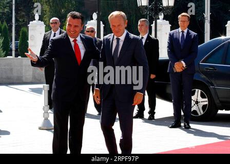(190917) -- SKOPJE, le 17 septembre 2019 -- le Premier ministre de Macédoine du Nord, Zoran Zaev (G), accueille Donald Tusk, président du Conseil européen à Skopje, Macédoine du Nord, le 17 septembre 2019. La Macédoine du Nord a fait ses devoirs et maintenant il est temps pour l'Union européenne (UE) de terminer sa partie du travail sur la candidature du pays à l'adhésion à l'UE, a déclaré Tusk ici mardi. (Photo de Darko Duridanski/Xinhua) MACÉDOINE DU NORD-SKOPJE-PM-eu-TUSK-MEETING ZhangxLiyun PUBLICATIONxNOTxINxCHN Banque D'Images