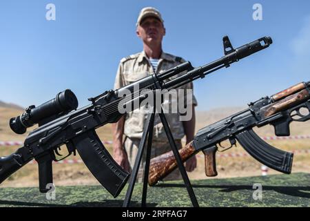 190918 -- DOUCHANBÉ, 18 septembre 2019 Xinhua -- des fusils automatiques russes AKM L et AK-74 ont été vus lors de l'exercice militaire Center-2019 dans la région de Douchanbé, Tadjikistan, le 18 septembre 2019. Les exercices militaires Tsentr-2019 Center-2019 impliquant huit pays ont commencé lundi en Russie, au Kazakhstan et au Tadjikistan, a déclaré mardi le ministère russe de la Défense. Un total de 128 000 soldats, plus de 20 000 unités d'armes et de matériel militaire, environ 600 avions et jusqu'à 15 navires et navires de soutien participeront aux exercices sur plusieurs terrains d'entraînement dans les trois pays et dans le Banque D'Images