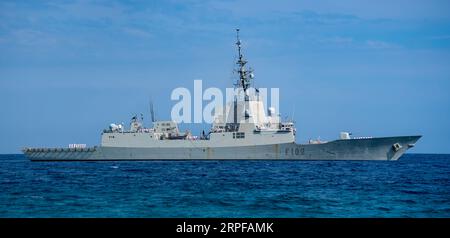 Frégate de classe Alvaro de Bazan, F 102 Almirante Juan de Borbon de la Marine espagnole, défilant au large de Motril pour la Journée des forces armées. Banque D'Images