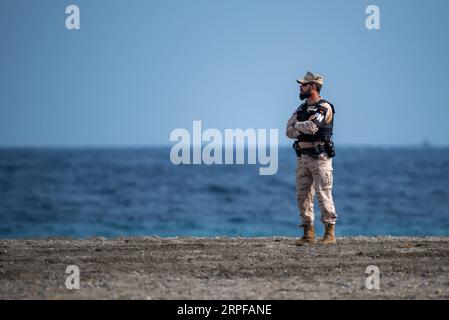 Soldat de la police navale appartenant à la marine espagnole en service de surveillance pour la Journée des forces armées à Motril. Banque D'Images