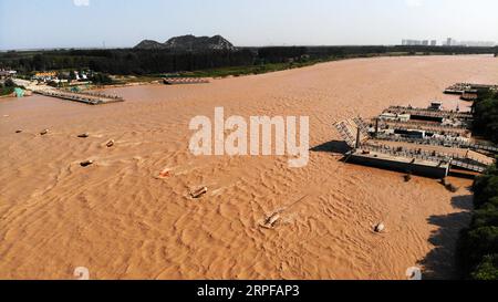 190919 -- PÉKIN, 19 septembre 2019 -- sur cette photo aérienne, le pont flottant sur le fleuve jaune à Luokou est temporairement démantelé car une inondation devrait bientôt atteindre Jinan, capitale de la province du Shandong de l est de la Chine, le 18 septembre 2019. PHOTOS XINHUA DU JOUR WangxKai PUBLICATIONxNOTxINxCHN Banque D'Images