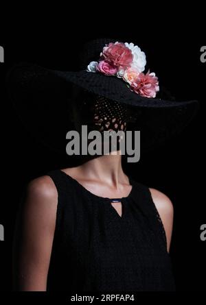 190919 -- PÉKIN, 19 septembre 2019 -- Un mannequin présente des créations lors du salon China textile and Apparel à Paris, France, le 17 septembre 2019. PHOTOS XINHUA DU JOUR GaoxJing PUBLICATIONxNOTxINxCHN Banque D'Images