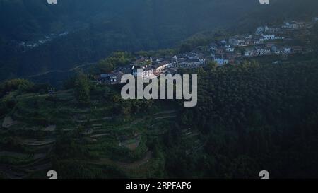 190919 -- PÉKIN, 19 septembre 2019 -- une photo aérienne prise le 18 septembre 2019 montre des paysages matinaux dans le village de Mulihong, comté de Xiuning de la ville de Huangshan, province de l'Anhui dans l'est de la Chine. PHOTOS XINHUA DU JOUR ZhangxDuan PUBLICATIONxNOTxINxCHN Banque D'Images