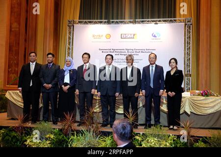 190919 -- BANDAR SERI BEGAWAN, 19 septembre 2019 Xinhua -- Mohd Amin Liew 4e, R, deuxième ministre des Finances et de l'économie du Brunei, Chen Liancai 2e, R, PDG de Hengyi Industries SDN. BHD., Farida Talib 3rd L, Brunei Shell Petroleum Company, directrice commerciale du BSP et autres invités posent pour une photo de groupe lors de la cérémonie de signature des accords commerciaux à Bandar Seri Begawan, capitale du Brunei, le 18 septembre 2019. Hengyi Industries SDN. BHD., une coentreprise pétrochimique entre la Chine et Brunei, a signé mercredi des accords commerciaux avec Brunei Shell Petroleum Company BSP et Brunei Shell Marketing C. Banque D'Images