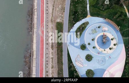 190919 -- TIANJIN, le 19 septembre 2019 -- une photo aérienne prise le 19 septembre 2019 montre le parc Dongdi récemment ouvert sur les rives de la mer de Bohai, dans la municipalité de Tianjin du nord de la Chine. Le parc est un projet de loisirs publics du sino-Singapore Tianjin Eco-City SSTEC qui comprend des sentiers et des points de vue en bord de mer, des zones d'exposition de la culture marine ainsi que des installations de divertissement pour les enfants. CHINA-TIANJIN-COASTLINE-PARK CN YuexYuewei PUBLICATIONxNOTxINxCHN Banque D'Images