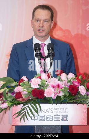 190919 -- LONDRES, le 19 septembre 2019 Xinhua -- Jim Egan, PDG de BBC Global News, prononce un discours lors du lancement du documentaire China s Greatest Treasures à Londres, en Grande-Bretagne, le 18 septembre 2019. La série documentaire de six épisodes est une coproduction entre BBC World News et CCTV en Chine. Photo de Ray Tang/Xinhua GRANDE-BRETAGNE-LONDRES-CHINE S PLUS GRANDS TRÉSORS-DOCUMENTAIRE-LANCEMENT PUBLICATIONxNOTxINxCHN Banque D'Images