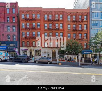 Upper West Side : immeubles d'appartements en briques peintes et en grès brun sur West 96th Street ; résidence du photographe en 1949. Banque D'Images