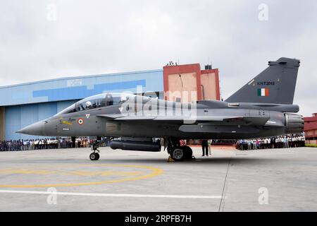 190919 -- BANGALORE, le 19 septembre 2019 Xinhua -- le ministre indien de la Défense Rajnath Singh pilote un avion de combat léger de l'armée de l'air indienne, le Tejas, à Bangalore, en Inde, le 19 septembre 2019. STR/Xinhua INDE-BANGALORE-MINISTRE DE LA DÉFENSE-AVION DE COMBAT LÉGER PUBLICATIONxNOTxINxCHN Banque D'Images