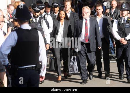 190919 -- LONDRES, le 19 septembre 2019 -- la femme d'affaires et militante Gina Miller arrive à la Cour suprême avant une audience sur la légalité de la prorogation du Parlement, à Londres, en Grande-Bretagne, le 19 septembre 2019. La plus haute instance juridique britannique, la Cour suprême de Londres, a entamé mardi une audience de trois jours pour déterminer si la suspension de la Chambre des communes par le Premier ministre Boris Johnson était légale. Les juges de la Cour suprême ont siégé aujourd'hui en tant que groupe de 11 juges pour entendre la contestation selon laquelle le premier ministre avait agi illégalement lorsqu'il avait conseillé à la Reine de suspendre le Parlement. Photo de Ray Tang/Xinhua Banque D'Images