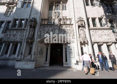 190919 -- LONDRES, le 19 septembre 2019 -- des membres du public font la queue devant la Cour suprême avant une audience sur la légalité de la prorogation du Parlement, à Londres, en Grande-Bretagne, le 19 septembre 2019. La plus haute instance juridique britannique, la Cour suprême de Londres, a entamé mardi une audience de trois jours pour déterminer si la suspension de la Chambre des communes par le Premier ministre Boris Johnson était légale. Les juges de la Cour suprême ont siégé aujourd'hui en tant que groupe de 11 juges pour entendre la contestation selon laquelle le premier ministre avait agi illégalement lorsqu'il avait conseillé à la Reine de suspendre le Parlement. Photo Ray Tang/Xinhua BRITAIN-LONDON- Banque D'Images