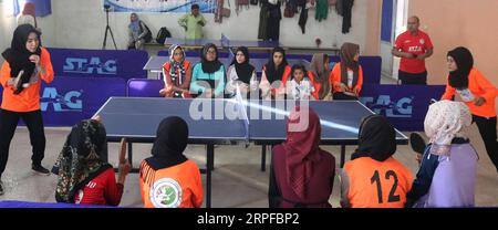 190920 -- SHIBERGHAN, le 20 septembre 2019 -- des filles afghanes font de l'exercice de ping pong à Shiberghan, province de Jawzjan, nord de l'Afghanistan, le 17 septembre 2019. POUR ALLER AVEC feature : le tennis de table devient de plus en plus populaire parmi les filles dans le nord de l'Afghanistan photo par /Xinhua AFGHANISTAN-JAWZJAN-PING PONG- FILLES MohammadxJanxAria PUBLICATIONxNOTxINxCHN Banque D'Images