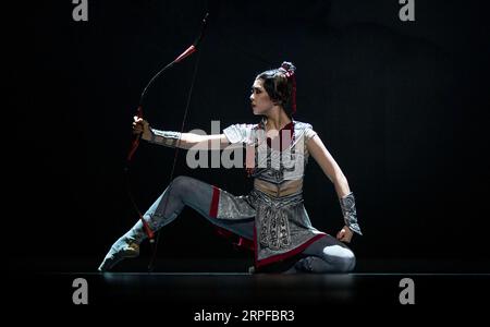 190920 -- MISSISSAUGA, le 20 septembre 2019 -- Une danseuse du Liaoning Ballet of China interprète le ballet Mulan à Mississauga, Ontario, Canada, le 19 septembre 2019. L'histoire de Mulan a été présentée à l'origine dans une chanson populaire, connue sous le nom de The Ballad of Mulan, des dynasties du Nord 386-581. La vaillante fille qui s'est déguisée en homme a rejoint l'armée au nom de son père malade, a combattu des ennemis pour défendre son pays, combattant avec une grande distinction. Cette fois-ci, Hua Mulan s’est levée sur la pointe des pieds pour raconter son histoire aux Canadiens sous une nouvelle forme jeudi. Photo de /Xinhua CANADA-MISSISSAUGA-CHINA-BALLET-MULAN ZouxZheng Banque D'Images