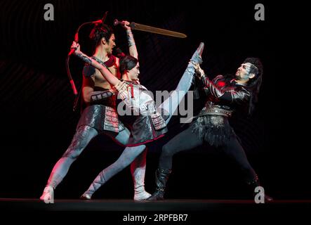 190920 -- MISSISSAUGA, le 20 septembre 2019 -- les danseurs du Liaoning Ballet of China interprètent le ballet Mulan à Mississauga, Ontario, Canada, le 19 septembre 2019. L'histoire de Mulan a été présentée à l'origine dans une chanson populaire, connue sous le nom de The Ballad of Mulan, des dynasties du Nord 386-581. La vaillante fille qui s'est déguisée en homme a rejoint l'armée au nom de son père malade, a combattu des ennemis pour défendre son pays, combattant avec une grande distinction. Cette fois-ci, Hua Mulan s’est levée sur la pointe des pieds pour raconter son histoire aux Canadiens sous une nouvelle forme jeudi. Photo de /Xinhua CANADA-MISSISSAUGA-CHINA-BALLET-MULAN ZouxZheng P Banque D'Images