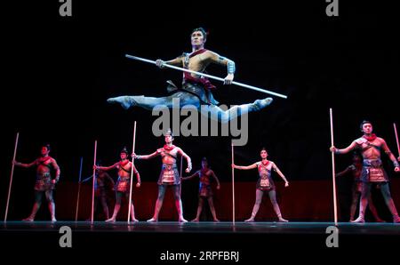 190920 -- MISSISSAUGA, le 20 septembre 2019 -- les danseurs du Liaoning Ballet of China interprètent le ballet Mulan à Mississauga, Ontario, Canada, le 19 septembre 2019. L'histoire de Mulan a été présentée à l'origine dans une chanson populaire, connue sous le nom de The Ballad of Mulan, des dynasties du Nord 386-581. La vaillante fille qui s'est déguisée en homme a rejoint l'armée au nom de son père malade, a combattu des ennemis pour défendre son pays, combattant avec une grande distinction. Cette fois-ci, Hua Mulan s’est levée sur la pointe des pieds pour raconter son histoire aux Canadiens sous une nouvelle forme jeudi. Photo de /Xinhua CANADA-MISSISSAUGA-CHINA-BALLET-MULAN ZouxZheng P Banque D'Images