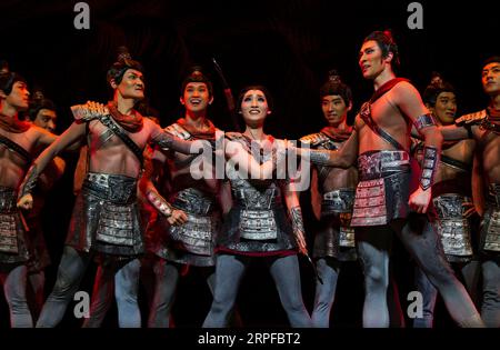 190920 -- MISSISSAUGA, le 20 septembre 2019 -- les danseurs du Liaoning Ballet of China interprètent le ballet Mulan à Mississauga, Ontario, Canada, le 19 septembre 2019. L'histoire de Mulan a été présentée à l'origine dans une chanson populaire, connue sous le nom de The Ballad of Mulan, des dynasties du Nord 386-581. La vaillante fille qui s'est déguisée en homme a rejoint l'armée au nom de son père malade, a combattu des ennemis pour défendre son pays, combattant avec une grande distinction. Cette fois-ci, Hua Mulan s’est levée sur la pointe des pieds pour raconter son histoire aux Canadiens sous une nouvelle forme jeudi. Photo de /Xinhua CANADA-MISSISSAUGA-CHINA-BALLET-MULAN ZouxZheng P Banque D'Images