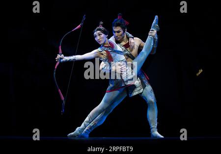 190920 -- MISSISSAUGA, le 20 septembre 2019 -- les danseurs du Liaoning Ballet of China interprètent le ballet Mulan à Mississauga, Ontario, Canada, le 19 septembre 2019. L'histoire de Mulan a été présentée à l'origine dans une chanson populaire, connue sous le nom de The Ballad of Mulan, des dynasties du Nord 386-581. La vaillante fille qui s'est déguisée en homme a rejoint l'armée au nom de son père malade, a combattu des ennemis pour défendre son pays, combattant avec une grande distinction. Cette fois-ci, Hua Mulan s’est levée sur la pointe des pieds pour raconter son histoire aux Canadiens sous une nouvelle forme jeudi. Photo de /Xinhua CANADA-MISSISSAUGA-CHINA-BALLET-MULAN ZouxZheng P Banque D'Images