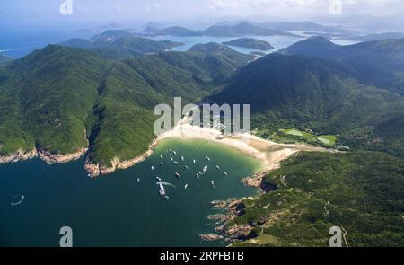 190920 -- PÉKIN, le 20 septembre 2019 -- une photo aérienne prise le 1 juillet 2016 montre le Sai WAN à Sai Kung de Hong Kong, dans le sud de la Chine. Connue sous le nom de Perle de l'Orient , Hong Kong a une superficie de plus de 1 100 kilomètres carrés. La métropole possède non seulement ses monuments architecturaux bien connus, mais aussi de beaux paysages naturels. Divers reliefs offrent des habitats pour les animaux et les plantes dans la ville. Et Hong Kong déploie depuis des années des efforts sur la protection écologique pour parvenir à un développement durable. L'exposition horticole internationale de Beijing organise l'événement de la Journée de Hong Kong du 1 au 27 septembre Banque D'Images