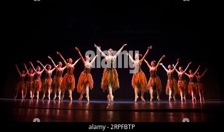 190920 -- MISSISSAUGA, le 20 septembre 2019 -- les danseurs du Liaoning Ballet of China interprètent le ballet Mulan à Mississauga, Ontario, Canada, le 19 septembre 2019. L'histoire de Mulan a été présentée à l'origine dans une chanson populaire, connue sous le nom de The Ballad of Mulan, des dynasties du Nord 386-581. La vaillante fille qui s'est déguisée en homme a rejoint l'armée au nom de son père malade, a combattu des ennemis pour défendre son pays, combattant avec une grande distinction. Cette fois-ci, Hua Mulan s’est levée sur la pointe des pieds pour raconter son histoire aux Canadiens sous une nouvelle forme jeudi. Photo de /Xinhua CANADA-MISSISSAUGA-CHINA-BALLET-MULAN ZouxZheng P Banque D'Images