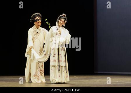 190920 -- LA HAYE, 20 septembre 2019 -- des artistes interprètent le chef-d'œuvre chinois de l'opéra Kunqu, l'édition jeunesse du Pavillon de la pivoine, au théâtre Zuiderstrand de la Haye, aux pays-Bas, le 19 septembre 2019. Une représentation du Pavillon de pivoine , chef-d'œuvre de l'ancien opéra Kunqu de Chine, a été présentée jeudi par le Suzhou Kunqu Opera Theatre à la Haye. Dans le cadre du Carnaval culturel et touristique du Jiangsu, la performance a été mise en scène ici pour présenter l'art charmant de l'Opéra Kunqu, l'une des plus anciennes formes d'opéra en Chine, qui a été placé sur la liste des chefs-d'œuvre de l'Oral et de l'Intan Banque D'Images