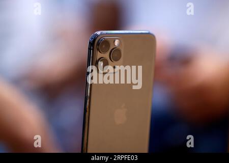 190922 -- NEW YORK, 22 septembre 2019 -- une photo prise le 21 septembre 2019 montre l'iPhone 11 Pro dans un Apple Store de New York, aux États-Unis. Les iPhone 11, iPhone 11 Pro et iPhone 11 Pro Max ont été mis en vente vendredi aux États-Unis. ÉTATS-UNIS-NEW YORK-APPLE-NOUVEL IPHONE LIXMUZI PUBLICATIONXNOTXINXCHN Banque D'Images