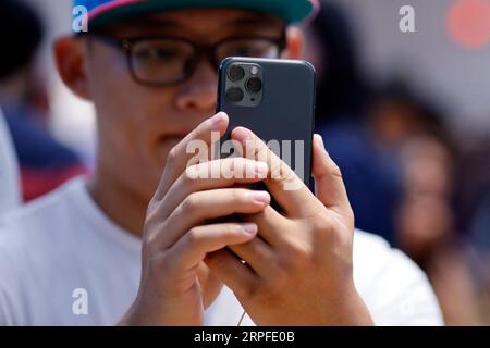 190922 -- NEW YORK, le 22 septembre 2019 -- un client essaie un iPhone 11 Pro Max dans un Apple Store de New York, aux États-Unis, le 21 septembre 2019. Les iPhone 11, iPhone 11 Pro et iPhone 11 Pro Max ont été mis en vente vendredi aux États-Unis. ÉTATS-UNIS-NEW YORK-APPLE-NOUVEL IPHONE LIXMUZI PUBLICATIONXNOTXINXCHN Banque D'Images