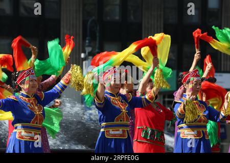 190922 -- NEW YORK, le 22 septembre 2019 -- des gens participent à un spectacle de costumes chinois à New York, aux États-Unis, le 21 septembre 2019. ETATS-UNIS-NEW YORK-SPECTACLE DE COSTUMES CHINOIS ZHANGXFENGGUO PUBLICATIONXNOTXINXCHN Banque D'Images