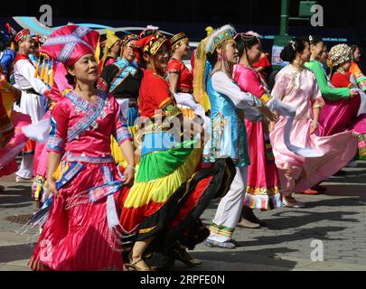 190922 -- NEW YORK, 22 septembre 2019 Xinhua -- des gens participent à un spectacle de costumes chinois à New York, aux États-Unis, le 21 septembre 2019. Photo de Gu Xingnan/Xinhua US-NEW YORK-CHINESE COSTUME SHOW PUBLICATIONxNOTxINxCHN Banque D'Images