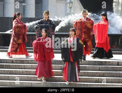 190922 -- NEW YORK, le 22 septembre 2019 -- des gens participent à un spectacle de costumes chinois à New York, aux États-Unis, le 21 septembre 2019. ETATS-UNIS-NEW YORK-SPECTACLE DE COSTUMES CHINOIS ZHANGXFENGGUO PUBLICATIONXNOTXINXCHN Banque D'Images