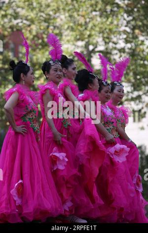 190922 -- NEW YORK, 22 septembre 2019 Xinhua -- des gens participent à un spectacle de costumes chinois à New York, aux États-Unis, le 21 septembre 2019. Photo de Gu Xingnan/Xinhua US-NEW YORK-CHINESE COSTUME SHOW PUBLICATIONxNOTxINxCHN Banque D'Images