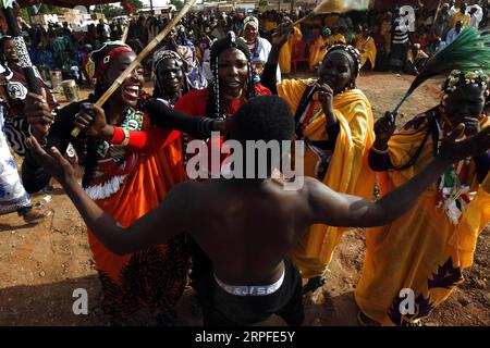 190922 -- KHARTOUM, le 22 septembre 2019 -- des membres des tribus des monts Nouba dansent pour marquer la Journée internationale de la paix à Khartoum, Soudan, le 21 septembre 2019. La Journée internationale de la paix est célébrée dans le monde entier le 21 septembre de chaque année. Photo de /Xinhua SUDAN-KHARTOUM-INT L JOUR DE LA PAIX-TRIBUS NOUBA-DANSE MohamedxKhidir PUBLICATIONxNOTxINxCHN Banque D'Images