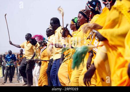 190922 -- KHARTOUM, le 22 septembre 2019 -- des membres des tribus des monts Nouba dansent pour marquer la Journée internationale de la paix à Khartoum, Soudan, le 21 septembre 2019. La Journée internationale de la paix est célébrée dans le monde entier le 21 septembre de chaque année. Photo de /Xinhua SUDAN-KHARTOUM-INT L JOUR DE LA PAIX-TRIBUS NOUBA-DANSE MohamedxKhidir PUBLICATIONxNOTxINxCHN Banque D'Images