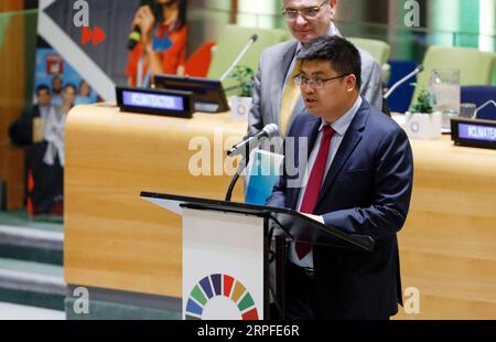 190922 -- NATIONS UNIES, 22 septembre 2019 -- Chen DaixingFront, membre du Comité permanent de la Fédération chinoise des jeunes de Shenzhen, prend la parole lors du Sommet des jeunes sur le climat qui s'est tenu au siège de l'ONU à New York, le 21 septembre 2019. Le Bureau des Nations Unies pour la coopération Sud-Sud UNOSSC et la Fédération des jeunes de Shenzhen ont lancé samedi un programme visant à former 10 000 jeunes entrepreneurs dans les pays en développement, en mettant l'accent sur les jeunes africains. SOMMET des Nations Unies SUR LE CLIMAT-CHINE LixMuzi PUBLICATIONxNOTxINxCHN Banque D'Images