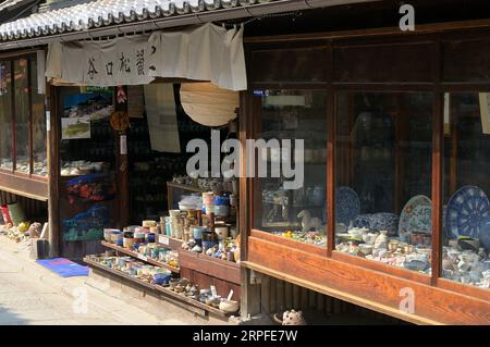 Une rue commerçante à Kiyomizu 3-chome dans la vieille ville de Kyoto, Japon JP Banque D'Images