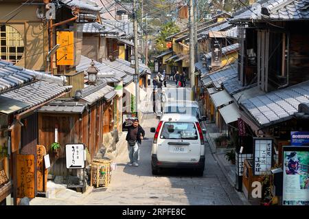 Une rue commerçante à Kiyomizu 3-chome dans la vieille ville de Kyoto, Japon JP Banque D'Images