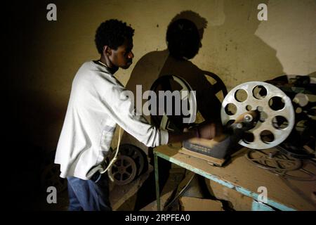 190922 -- KHARTOUM, le 22 septembre 2019 -- Un homme travaille au cinéma réhabilité par un groupe de jeunes après sa fermeture depuis 30 ans dans le quartier de Khartoum Nord, Soudan, le 21 septembre 2019. SOUDAN-KHARTOUM-CINÉMA-RESTAURATION MohamedxKhidir PUBLICATIONxNOTxINxCHN Banque D'Images