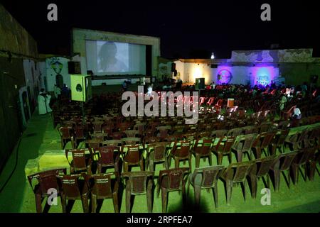 190922 -- KHARTOUM, le 22 septembre 2019 -- les gens regardent un film au cinéma réhabilité par un groupe de jeunes après avoir été fermé pendant 30 ans dans le quartier de Khartoum Nord, Soudan, le 21 septembre 2019. SOUDAN-KHARTOUM-CINÉMA-RESTAURATION MohamedxKhidir PUBLICATIONxNOTxINxCHN Banque D'Images