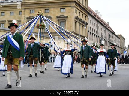 Bilder des Jahres 2019, News 09 septembre 190922 -- MUNICH, le 22 septembre 2019 -- des gens participent à la parade de l'Oktoberfest à Munich, Allemagne, le 22 septembre 2019. Cette année, l Oktoberfest se déroulera du 21 septembre au 6 octobre. ALLEMAGNE-MUNICH-OKTOBERFEST-PARADE LuxYang PUBLICATIONxNOTxINxCHN Banque D'Images