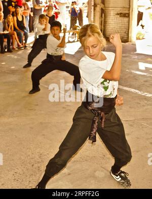 190923 -- HOUSTON, le 23 septembre 2019 Xinhua -- Une représentation d'arts martiaux chinois Kung Fu est présentée à Albuquerque, Nouveau-Mexique, États-Unis, le 22 septembre 2019. Le Centre culturel chinois d'Albuquerque a organisé dimanche une démonstration d'arts martiaux pour les visiteurs. Photo de Steven Song/Xinhua États-Unis-NOUVEAU MEXIQUE-DÉMONSTRATION D'ART MARTIAL PUBLICATIONxNOTxINxCHN Banque D'Images