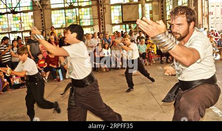 190923 -- HOUSTON, le 23 septembre 2019 Xinhua -- Une représentation d'arts martiaux chinois Kung Fu est présentée à Albuquerque, Nouveau-Mexique, États-Unis, le 22 septembre 2019. Le Centre culturel chinois d'Albuquerque a organisé dimanche une démonstration d'arts martiaux pour les visiteurs. Photo de Steven Song/Xinhua États-Unis-NOUVEAU MEXIQUE-DÉMONSTRATION D'ART MARTIAL PUBLICATIONxNOTxINxCHN Banque D'Images