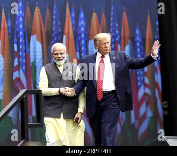 Actualités Bilder des Tages 190923 -- HOUSTON, le 23 septembre 2019 Xinhua -- le Premier ministre indien Narendra Modi L et le président américain Donald Trump assistent au rassemblement Howdy Modi à Houston, Texas, États-Unis, le 22 septembre 2019. Dimanche, le président américain Donald Trump a partagé une scène avec le Premier ministre indien Narendra Modi en visite ici pour s’adresser à une communauté amérindienne. Photo de Steven Song/Xinhua U.S.-HOUSTON-INDIAN PM PUBLICATIONxNOTxINxCHN Banque D'Images