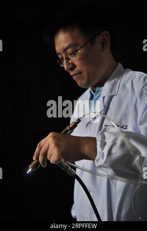 190923 -- CHENGDU, 23 septembre 2019 -- le professeur associé Fu Wenjie de l'Université des sciences et technologies électroniques de Chine, l'UESTC, montre la stabilité du jet de plasma portatif dans l'UESTC à Chengdu, dans la province du Sichuan du sud-ouest de la Chine, le 11 septembre 2019. Récemment, des chercheurs du département de physique et d'électronique, de l'école des sciences électroniques et de l'ingénierie de l'UESTC ont développé avec succès un nouveau jet plasma portable après deux ans d'expériences scientifiques. Les plasmas sont excités par l'énergie micro-ondes. En concevant une structure spéciale pour l'intérieur du jet de plasma et le Nozz Banque D'Images