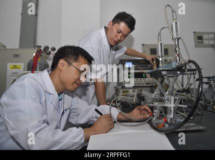 190923 -- CHENGDU, 23 septembre 2019 -- Professeur associé Fu Wenjie front et doctorant Zhang Chaoyang de l'Université des Sciences et technologies électroniques de Chine UESTC testent l'efficacité et les paramètres de fonctionnement du jet de plasma dans l'UESTC à Chengdu, dans la province du Sichuan du sud-ouest de la Chine, le 11 septembre 2019. Récemment, des chercheurs du département de physique et d'électronique, de l'école des sciences électroniques et de l'ingénierie de l'UESTC ont développé avec succès un nouveau jet plasma portable après deux ans d'expériences scientifiques. Les plasmas sont excités par l'énergie micro-ondes. En concevant un spécial Banque D'Images