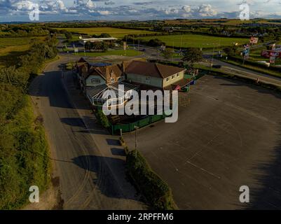 Photos aériennes, depuis les airs, vue d'oiseau, du nouveau Plough Inn & Fun Farm Lebberston fermé près de Scarborough Banque D'Images