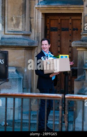 Chambres du Parlement, Londres, Royaume-Uni. 4 septembre 2023. L’ancien chancelier de l’Échiquier, George Osborne, « fausse », quittant les chambres du Parlement après avoir nettoyé son bureau, avec l’ancien chancelier fantôme, Ed Balls en soutien. Credit Mark Lear / Alamy Live News Banque D'Images